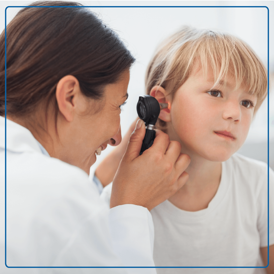 Foto di un medico che esegue una visita alle orecchie ad un bambino. Immagine utilizzata per la pagina Visita otorinolaringoiatrica.