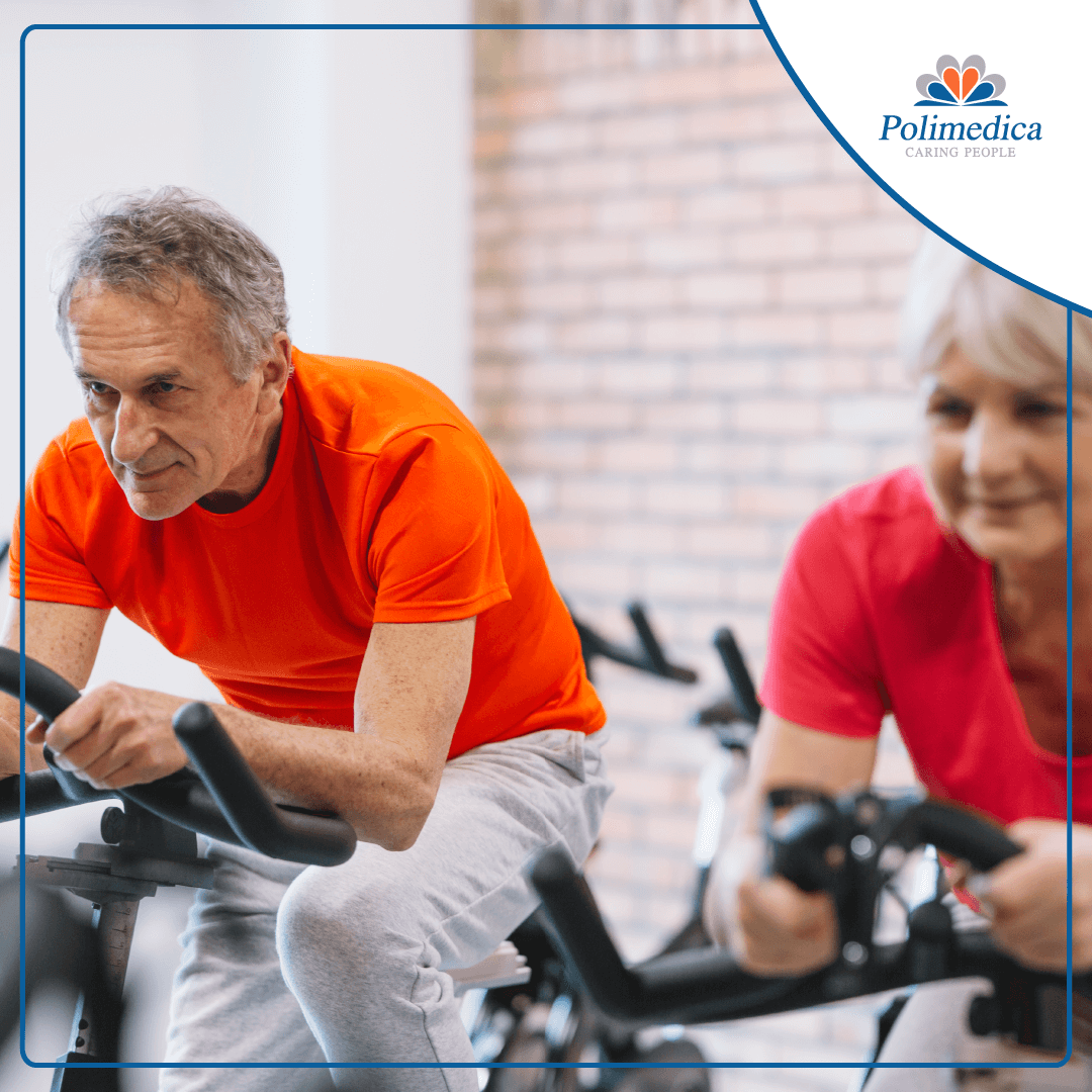 Immagine, con logo di Polimedica Melfi, di due anziani che svolgono attività fisica su delle cyclette. Foto di accompagnamento all'articolo dedicato a "La riabilitazione cardiologica fisioterapica".