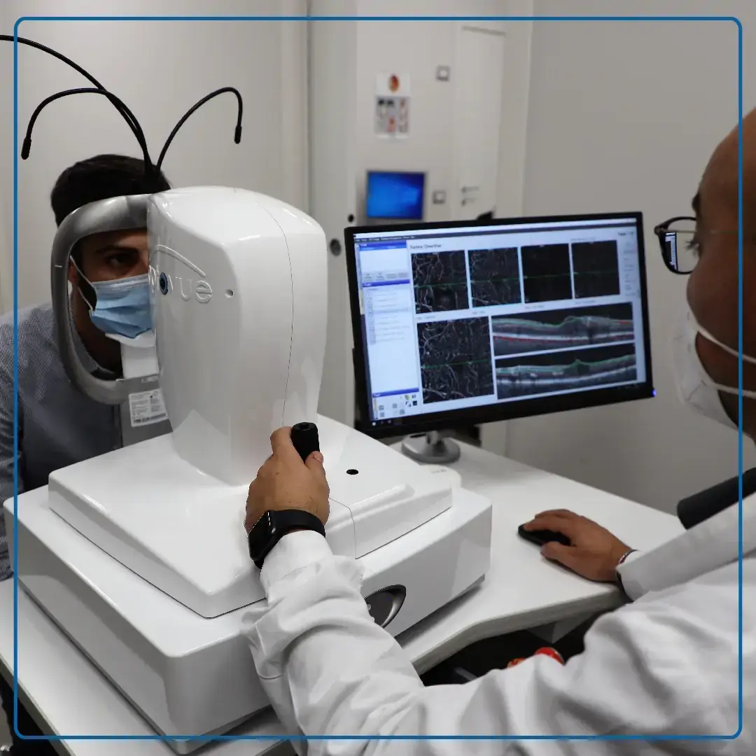 Immagine di uno specialista in oftalmologia che esegue un esame Angio OCT ad un paziente. Foto utilizzata per la pagina Angio OCT.