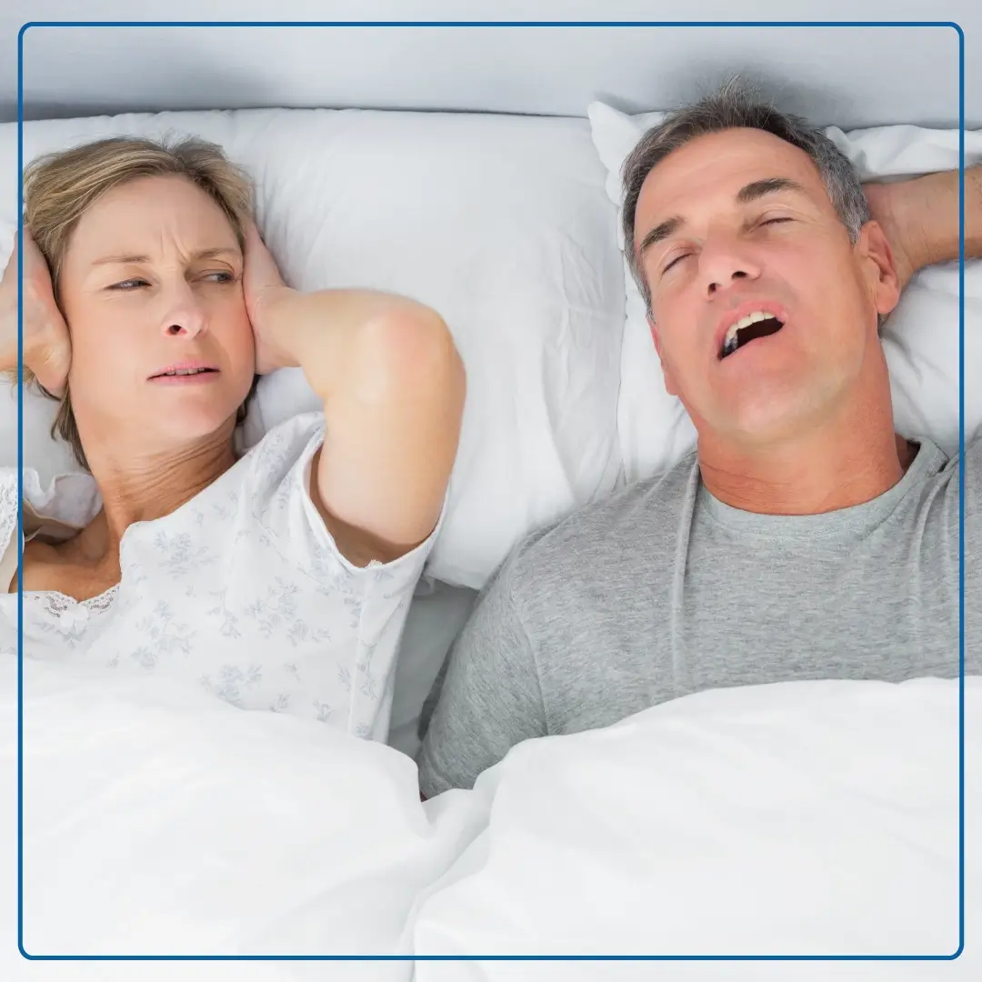 Immagine di un uomo a letto che durante il sonno disturba la propria compagna. Foto di accompagnamento all'articolo dedicato a "Le apnee notturne".