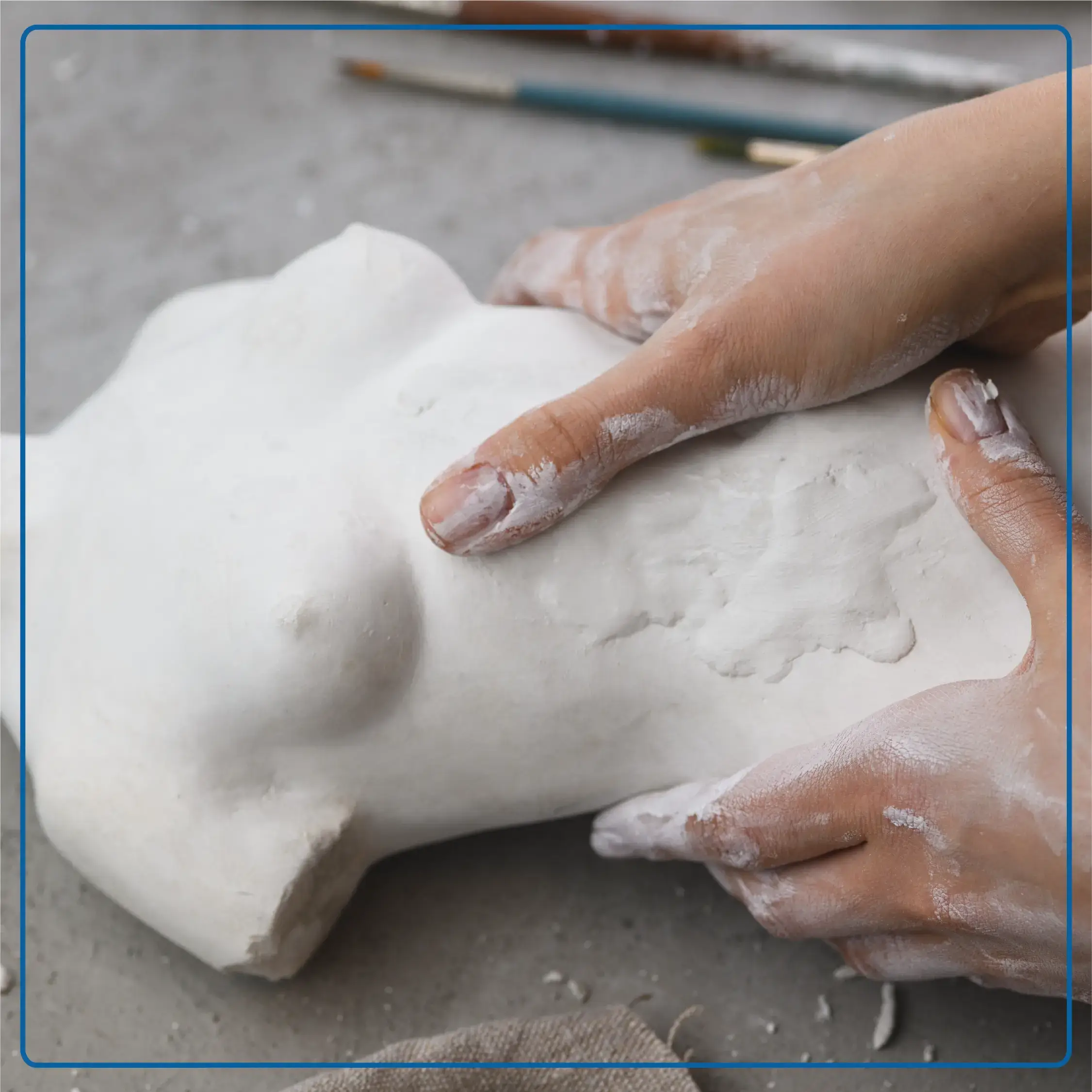 Foto delle mani di un artigiano che lavorano una statua di gesso. Immagine di accompagnamento all'articolo "Quando rivolgersi ad un chirurgo plastico, ricostruttivo ed estetico?".