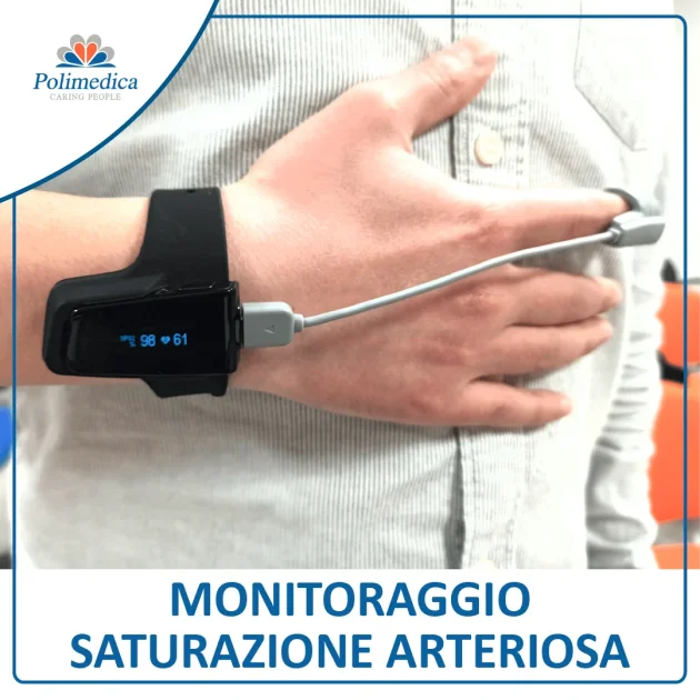 Foto, con logo di Polimedica Melfi, di una mano di un paziente con un saturimetro al dito. Immagine utilizzata per la pagina Monitoraggio notturno della saturazione arteriosa.