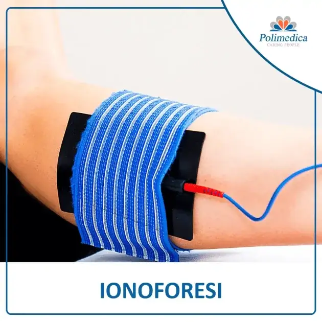 Foto, con logo di Polimedica Melfi, di un fisioterapista che esegue un trattamento ionoforesi ad un paziente. Immagine utilizzata per la pagina Ionoforesi.