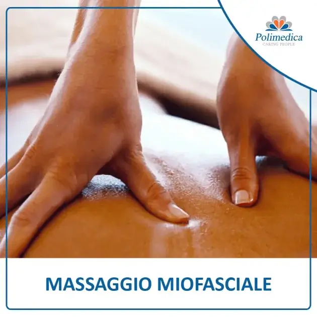 Immagine, con logo di Polimedica Melfi, di un fisioterapista che esegue un massaggio miofasciale alla schiena di un paziente. Foto utilizzata per la pagina Massaggio miofasciale.