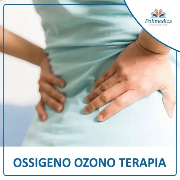 Immagine, con logo di Polimedica Melfi, di una donna che si tocca la schiena perché dolorante. Foto utilizzata per la pagina Ossigeno ozono terapia.