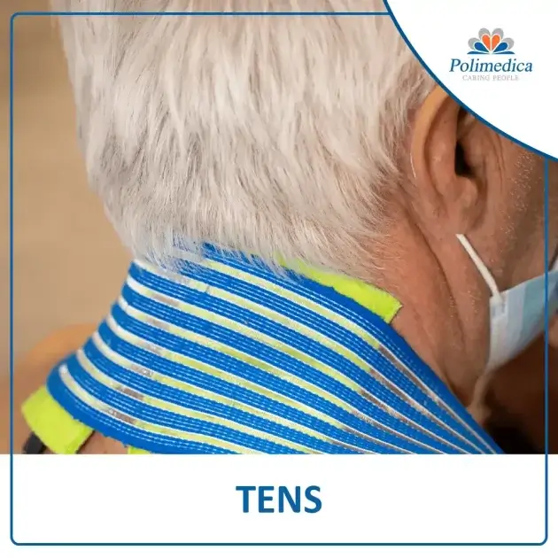 Foto di un uomo a cui viene eseguito un trattamento Tens (stimolazione elettrica nervosa transcutanea) sulla nuca. Immagine utilizzata per la pagina Tens.